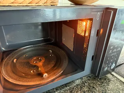 Midea countertop microwave oven with turntable - good working condition