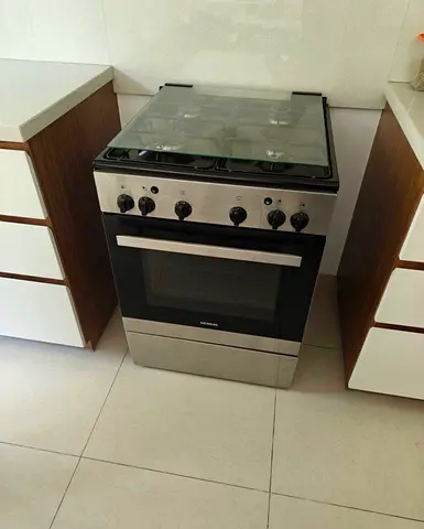 Siemens 4 burner full gas cooker same like new condition