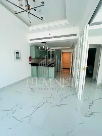 Modern 1BR | Bright Unit | Pool View | Vacant