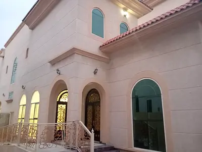 فيلا للإيجار في حوشي الشارقة – مساحة كبيرة ومواصفات فاخرة فيلا مميزة جداً بمساحة كبيره تقع بمنطقة هادئة وقريبة لدبي والشارقة مناسبة للعائلات الكبيرة