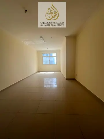 شقة غرفتين وصالة للإيجار في الشارقة الخان بمساحات واسعة وموقع مميز قريب من الخدمات مع تصميم عملي مناسب للعائلات