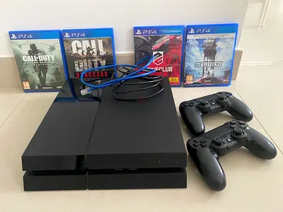 PlayStation 4, 2 Controllers and 4 Games