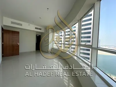 للإيجار في الشارقة بمنطقة القصباء شقة فاخرة مكونة من 4 غرف وصالة بمساحة كبيرة تبلغ 2700 قدم مربع، مع تكييف مجاني على المالك، وباركنج مخصص للسيارة بدون