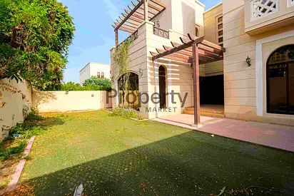 Corner Unit | Spacious Garden | Vacant 31-March