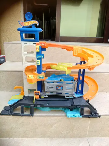 Hot Wheels multi-level track playset with spiral ramp
