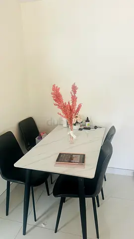 Dining table ( for 100 aed ) o