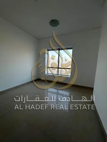 شقة غرفة وصالة للإيجار في المجاز 2 على شارع الوحدة بموقع استراتيجي على مخرج دبي، مناسبة للأفراد أو الأزواج مع تسهيلات دفع مرنة وسكن مريح