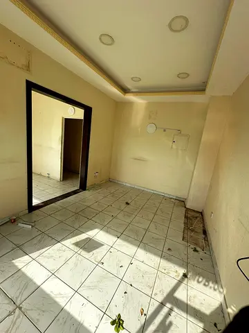 شقة بغرفة نوم واحدة متاحة للعائلات في الروضة 02 بسعر 27000/-