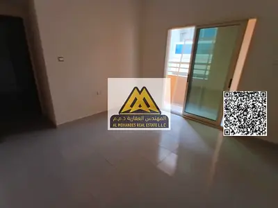 فرصة سكن مميزة بموقع حيوي قريب من جميع الخدمات الأساسية والطرق الرئيسية، مناسبة للأفراد أو العائلات الصغيرة.