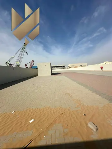 حوطه للايجار السنوي بجوار الاسكرب و المزاداد مساحه 28 الف قدم  مع كهرباء 25 كيلو وات علي الشارع رئيسي | مع مكاتب وحمام وارضيه انترلوك جاهزه للاستخدام