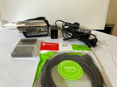 (For use with all MiniDV tapes)(FULL KIT)  PAL/NTSC Sony Handycam HDR-HC7 HDV/DV Camcorder