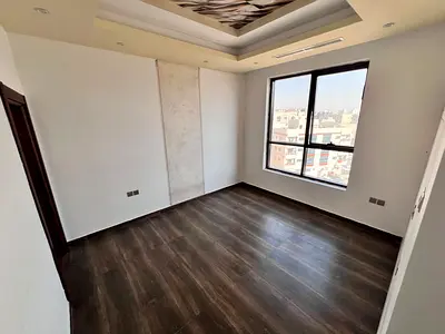 تاني ساكن - غرفه ماستر - خزائن بالحائط - تشطيبات فندقيه - ارضيه باركيه - تكيف مركزي - صيانه فري