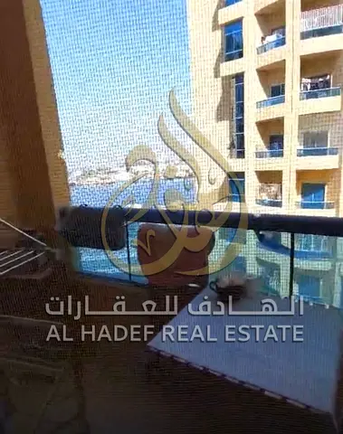 فرصة مميزة لامتلاك شقة واسعة في أبراج الخور بإطلالة بحرية مباشرة وتصميم عملي يناسب العائلات والسكن الراقي. الشقة مكونة من ثلاث غرف نوم بمساحات مريحة،