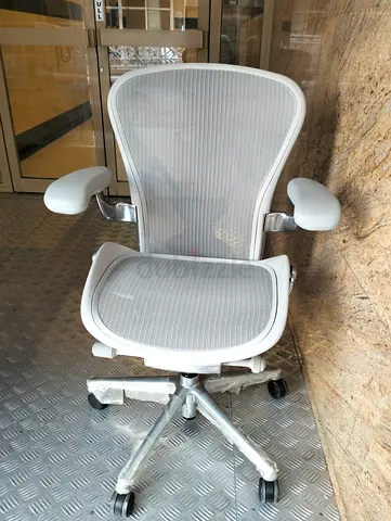 Selling for Herman Miller Areon Remastered size B good condition