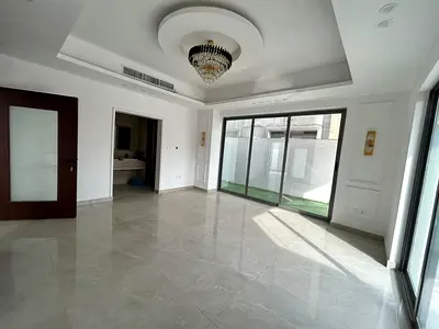 فيلا فاخرة للإيجار في الياسمين عجمان بمساحات واسعة وتصميم راقٍ 5 غرف و2 مجلس وموقع مميز قريب من دبي والشارقة