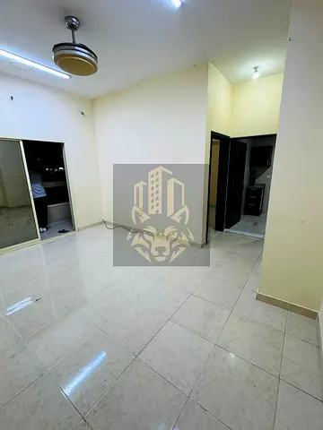 غرفة وصالة للإيجار بالروضة 1 عجمان، موقع مميز، مساحات مريحة، مناسبة للعائلات، السعر 26,000 درهم، الدفع 4 أو 6 دفعات سنوياً.