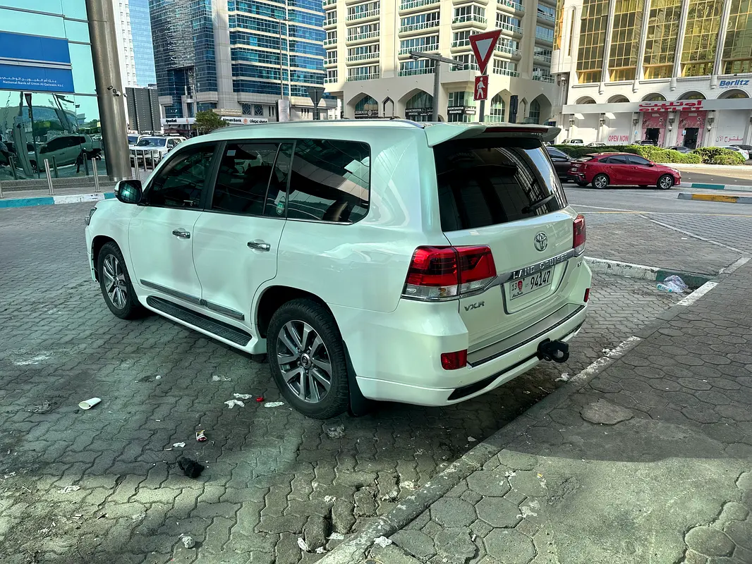 Toyota Land Cruiser 2017 — photo 1 of 9