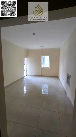 شقة غرفة وصالة للإيجار في عجمان الجرف 2 بمساحة واسعة جداً مع بلكونة وغرفة غسيل وغاز مركزي في موقع استراتيجي قريب من المحكمة والجامعة ومجمع المدارس وجم