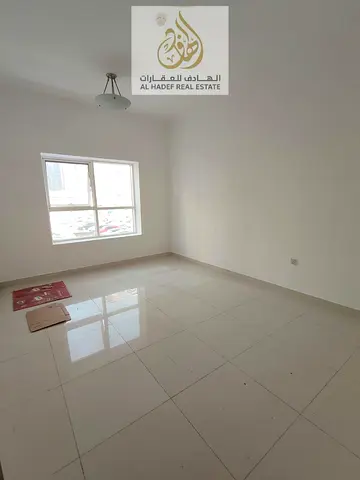 متاح للإيجار السنوي في إمارة الشارقة منطقة الخان شقة غرفتين وصالة بموقع مميز جداً وقريب من جميع الخدمات الأساسية والمرافق الحيوية مثل المواصلات العامة