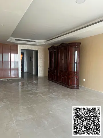 "مساحة قصر بسعر شقة! 🏰 2125 قدم في كورنيش تاور (غرفتين + خادمة) بـ 780 ألف كاش 🔥🌊"