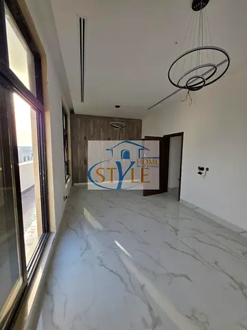 فيلا للبيع في الحوشي الشارقة موقع استراتيجي قريب من الشارع الرئيسي 5 غرف ماستر مع روف وتصميم عصري وسعر منافس