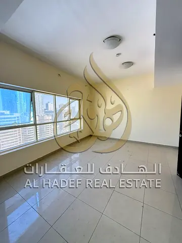 للإيجار السنوي في إمارة الشارقة – منطقة الخان متوفر شقة واسعة مكونة من 3 غرف وصالة بمساحات مريحة وتصميم عملي، مناسبة لسكن الموظفين، وتقع في موقع مميز