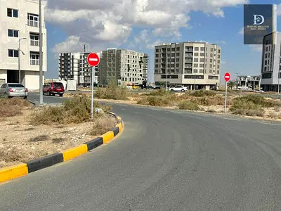 للبيع فى الشارقة منطقة النهدة  ارض تجاري \ سكني  مساحة 20 الف قدم مربع  على شارع رئيسي 60 متر