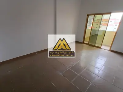 شقة غرفتين وصالة في الحميدية 1 عجمان، 2 حمام، بلكونة، تكييف مركزي، موقع مميز قرب مخارج دبي والشارقة، 32 ألف سنويًا، 4 دفعات.