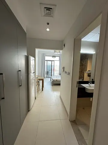 No agent commission. Fully furnished Studio with all equipment near metro. Chiller free.