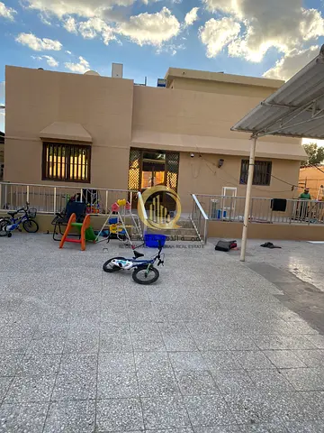 للبيع فيلا في منطقة سمنان . مساحة 8000 قدم فيلا مقسمة الى 3 اقساام