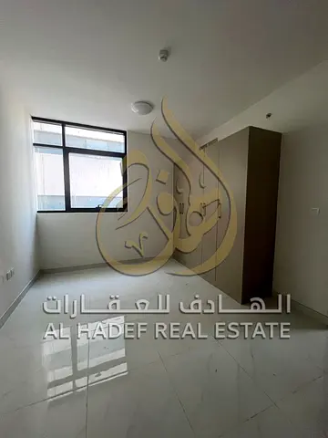 فرصة مميزة للإيجار شقة أول ساكن في منطقة التعاون بالشارقة بالقرب من مخرج دبي، غرفتين وصالة بمواصفات حديثة وباركن مجاني مع تسهيلات دفع مرنة