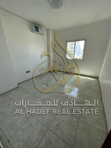 بلكونة بإطلالة جيدة  موقع حيوي قريب من محطات الباصات والخدمات  قريب من الكورنيش والمرافق الحيوية  بناية نظيفة ومناسبة للعائلات مميزات إضافية  التسليم