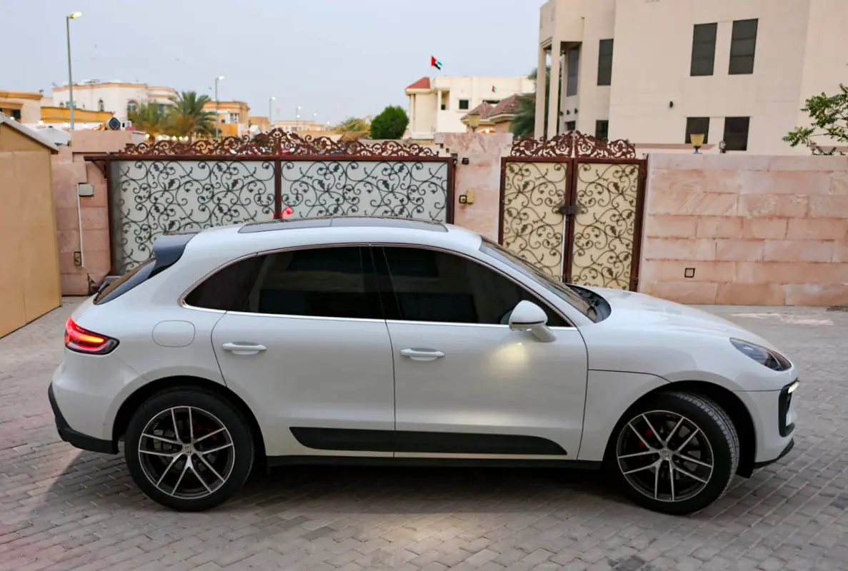Porsche Macan 2023 — photo 1 of 12