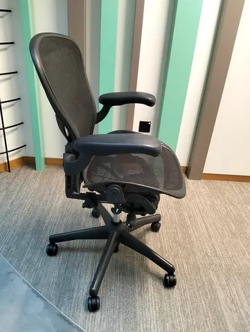For selling Herman Miller Areon classic chair size B size and C full loaded available