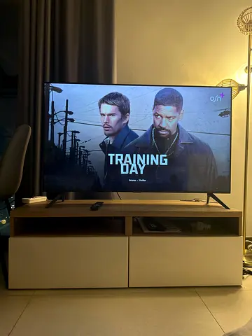 UA50AU7000XTW  Samsung LED TV in excellent working condition with Ikea TV stand