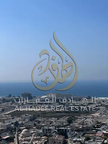✨ للإيجار في الشارقة – المجاز 3 ✨  🏙️ شقة فاخرة 3 غرف وصالة + غرفة خادمة + 6 حمامات 🌊 إطلالة بحرية كاملة ولا أروع