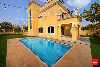 Corner Villa I Pool I Vacant I Good Condition