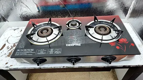 GEEPAS 3 BURNERS GAS STOVE IN MINT CONDITION