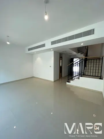 فيلا من 3 غرف نوم | شرفات متعددة | إطلالات على الفناء والمدينة