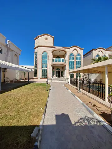 افخم  فيلا بالشارقه/مع مسبح خارجي/ وحديقه كبيره/ مساحه كبيره جدا  للغرف/مع  باركن داخلي وخارجي