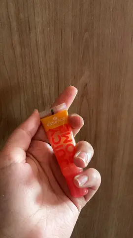 Essence lip gloss JUICY BOMB