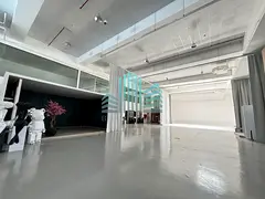 WITH KEY MONEY HUGE READY TO MOVE IN SHOWROOM | EASY ACCESS TO MAIN ROAD | PRIME LOCATION