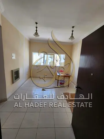 غرفة وصالة بمساحة مريحة، في موقع حيوي جدًا بجوار جميع الخدمات والمواصلات، مناسب للأفراد والعائلات.  ✔️ غرفة وصالة ✔️ موقع مميز بجوار جميع الخدمات ✔️ ت