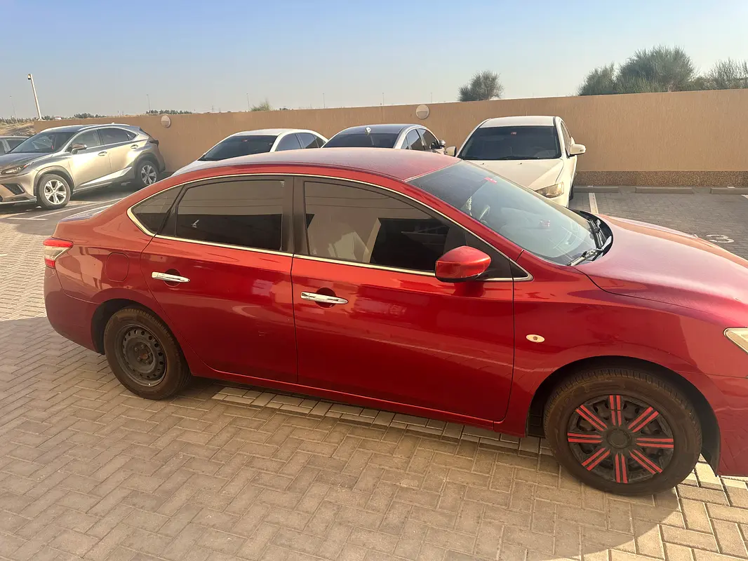 Nissan Sentra 2015 — photo 1 of 4