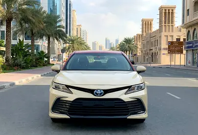 فقط 26000 درهم - تويوتا كامري - 2022 - محرك هايبرد - مواصفات خليجية