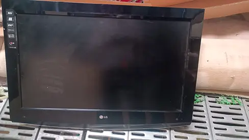 LG 32-inch Flat Panel TV — Good Working Condition