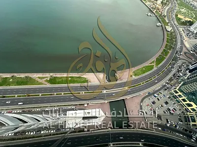 متوفر شقة واسعة بمساحات كبيرة وتشطيب جيد داخل برج سكني مميز قريب من جميع الخدمات والمرافق.  🔹 3 غرف نوم وصالة (3BHK) 🔹 5 حمامات 🔹 2 بلكونة 🔹 تكييف