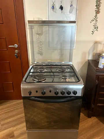 Free**Free** 4-Burner Gas Range with Oven - Good Working Condition