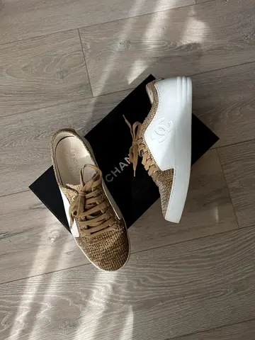 AUTHENTIC CHANEL WHITE LEATHER METALLIC TWEED CC LOW TOP SNEAKERS (SIZE 37.5/UK4.5)