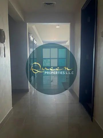 للبيع شقة بمساحة استثنائية وتصميم مريح في واحد من أميز أبراج كورنيش عجمان. تتميز الوحدة بمساحتها الكبيرة التي تصل إلى 2125 قدم مربع، مما يجعلها الخيار